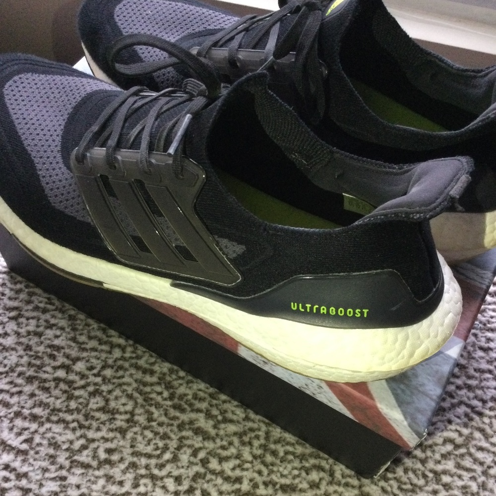 Adidas Ultra Boost 22 - Picture 3 of 7